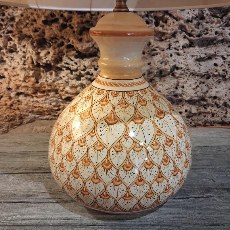 base lampada color terra di siena in ceramica dipinta a mano con paralume pergamena, burnt sienna table lamp in ceramic made in tuscany