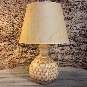 base lampada color terra di siena in ceramica dipinta a mano con paralume pergamena, table lamp in ceramic handpainted orange burnt sienna decoration