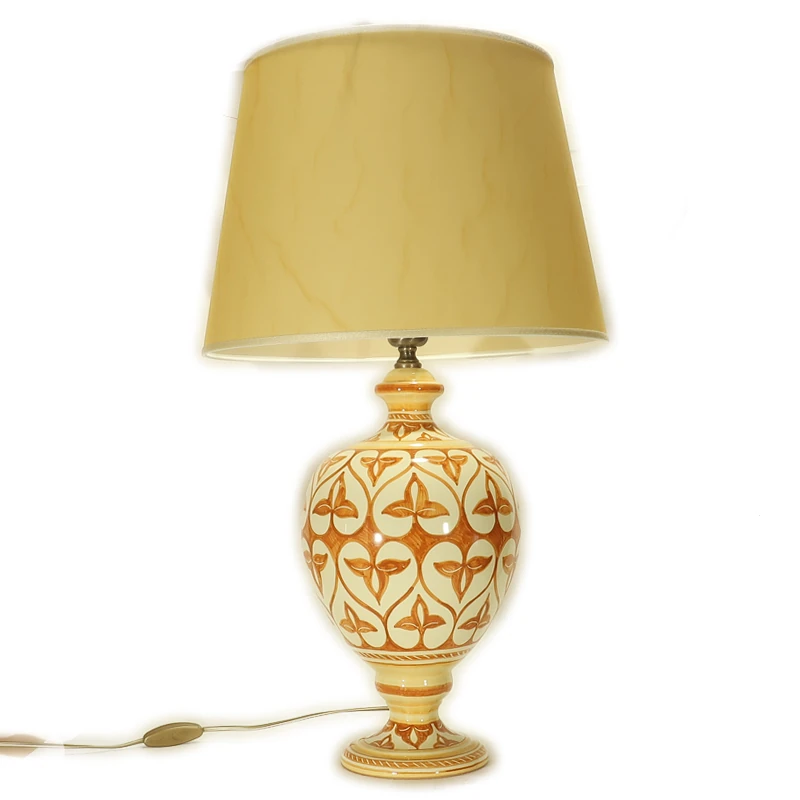 base lampada in ceramica dipinta a mano in Toscana con paralume pergamena, table lamp in ceramic handpainted in Tuscany