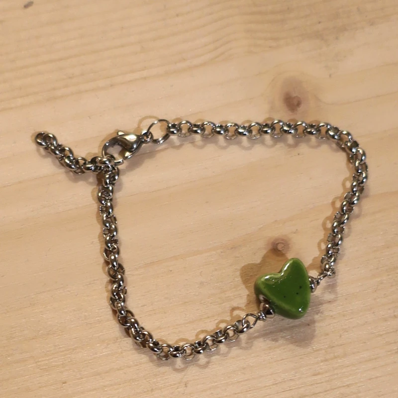 bracciale in acciaio con cuore verde in ceramica, steel bracelet with green ceramic heart
