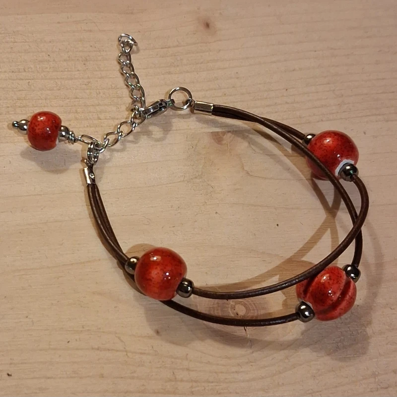 braccialetto con perle rosse in ceramica artigianato toscana, bracelet with red ceramic beads