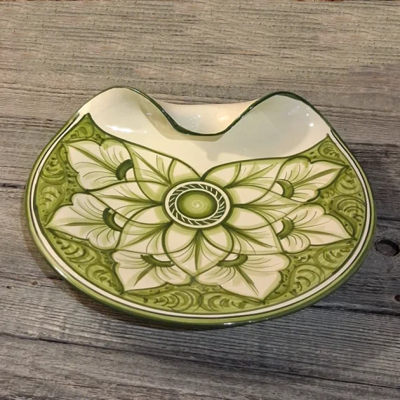 Centrotavola in ceramica dipinto interamente a mano in Toscana, artigianato artistico, diametro 30 cm.