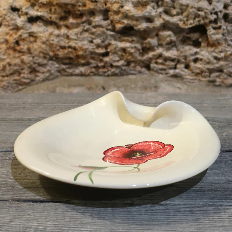 centrotavola in ceramica con papavero rosso dipinto a mano in toscana, ceramic centerpiece with red poppy handmade in tuscany
