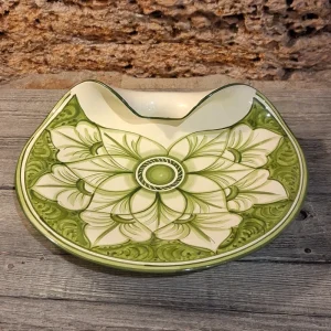 centrotavola in ceramica verde dipinto a mano in toscana, green centerpiece handpainted in tuscany