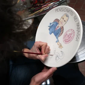ceramica dpinta a mano personalizzata con caricatura per regali speciali, handpainted caricature for special events