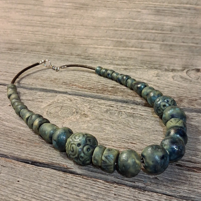 collana con perle in ceramica fatte a mano in Toscana, necklace in ceramic handmade in Tuscany