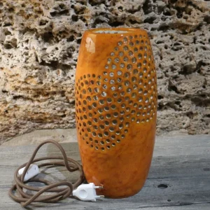 lampada arancione con cerchi traforati ceramica artistica artigianato toscana, carved table lamp in ceramic handmade in tuscany
