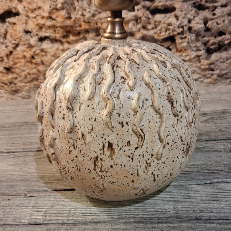 lampada ceramica con raggi in rilievo paralume pergamena artigianato toscana, sculpture table lamp handmade in tuscany
