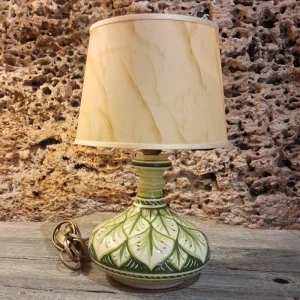 lampada comodino verde in ceramica dipinta a mano in toscana, green ceramic bedside lamp handpainted in tuscany