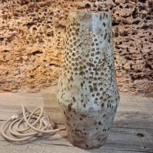 lampada con motivo a cerchi traforati ceramica toscana, carved table lamp in pottery handmade in tuscany