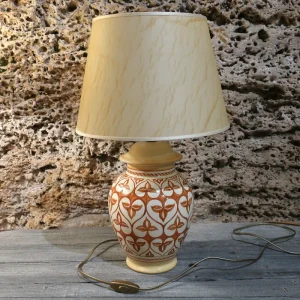 lampada da tavolo ceramica dipinta a mano arancio terra di siena, table lamp in ceramic handpainted with orange burnt sienna decoration