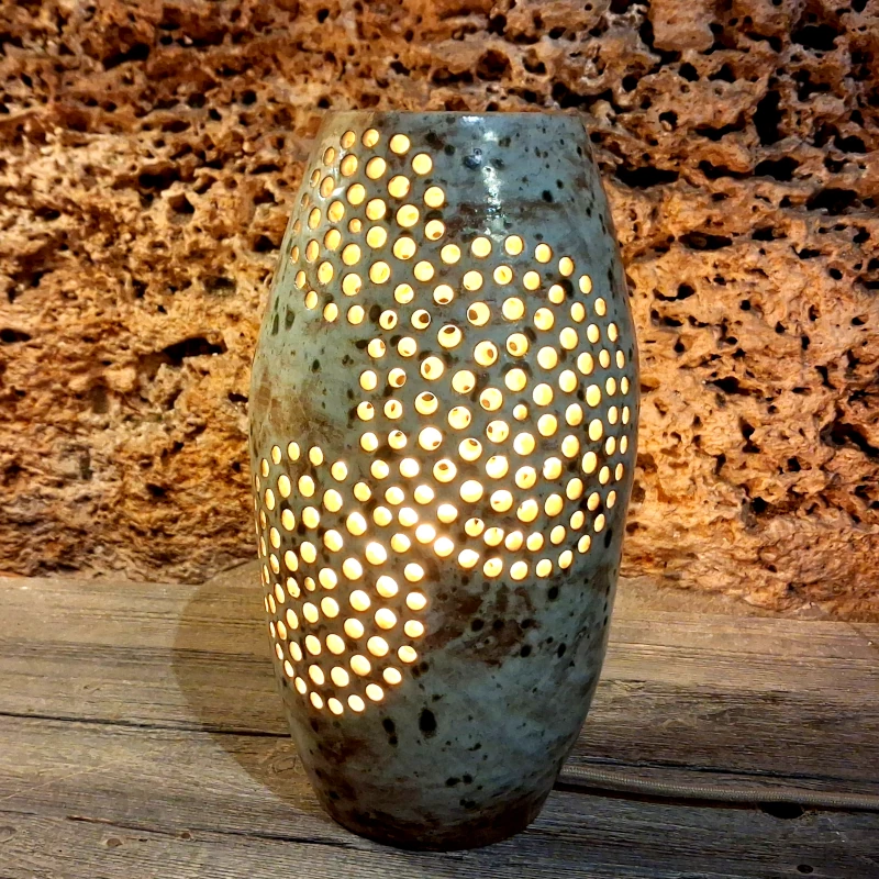 lampada in ceramica con motivo traforato arte toscana, table lamp in ceramic made in Tuscany