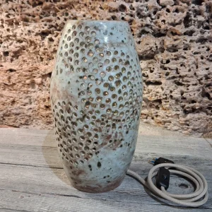 lampada in ceramica con motivo traforato, bedside lamp in ceramic handmade in Tuscany