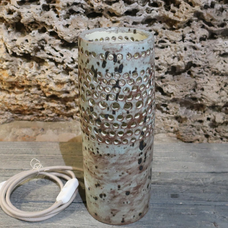 lampada in ceramica con motivo traforato, table lamp in ceramic with perforated motives made in Tuscany
