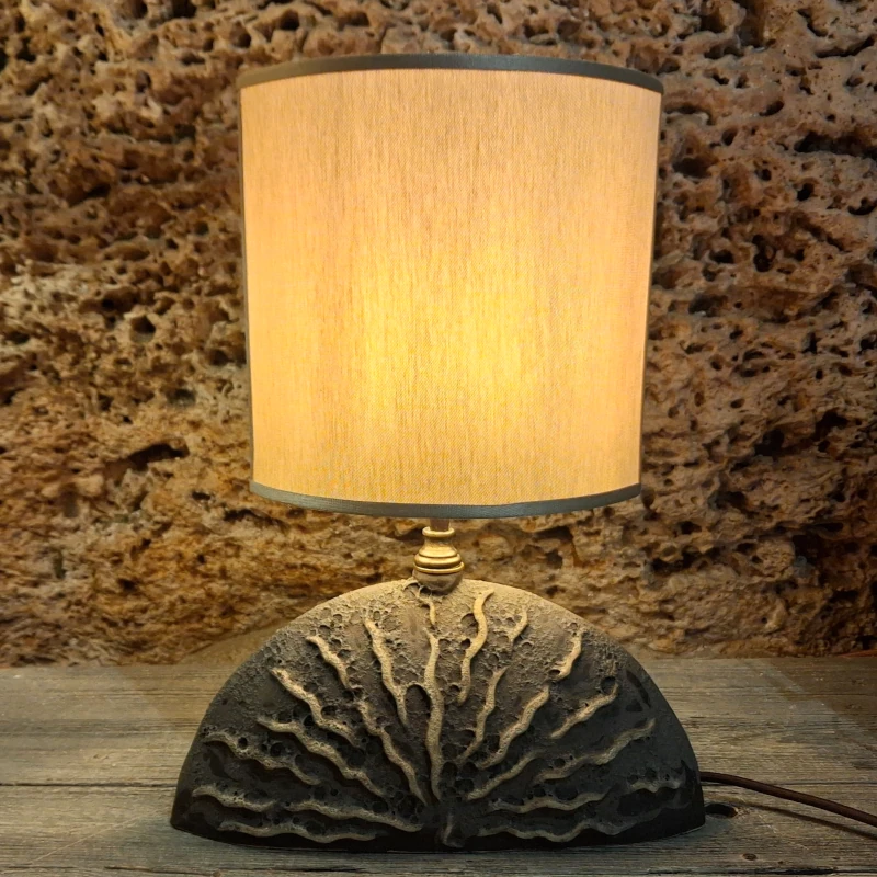 lampada in gres con rilievi ceramica toscana, stoneware table lamp handmade in tuscany