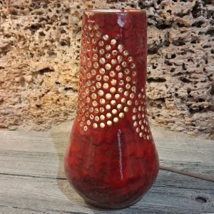 lampada rossa in ceramica traforata con motivo a cerchi, red carved lamp in pottery handmade in tuscany