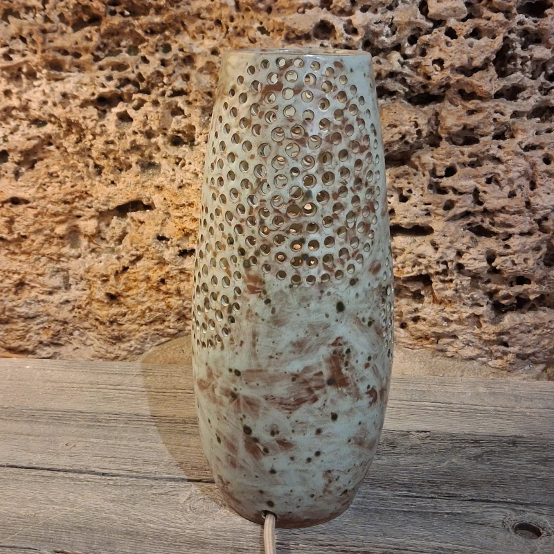 lampada scultura in ceramica fatta a mano in toscana, table lamp in ceramic handmade in tuscany