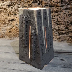 lampada scultura in gres fatta a mano in toscana colori marrone e sabbia, brown carved stoneware lamp handmade in tuscany