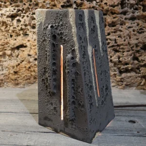 lampada scultura in gres marrone effetto travertino fatta a mano in toscana, brown carved stoneware lamp handmade in tuscany