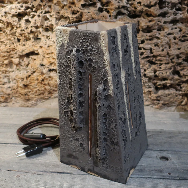 lampada scultura in gres marrone fatta a mano in toscana, carved stoneware lamp brown color made in tuscany