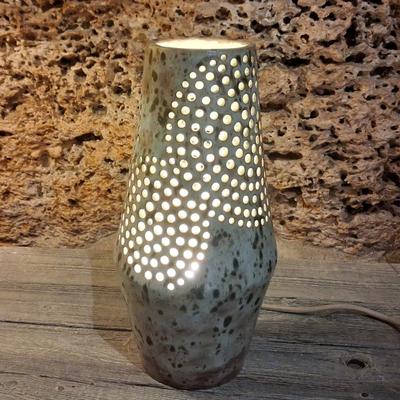 lampada scultura traforata in ceramica fatta a mano in toscana, table lamp in pottery made in tuscany