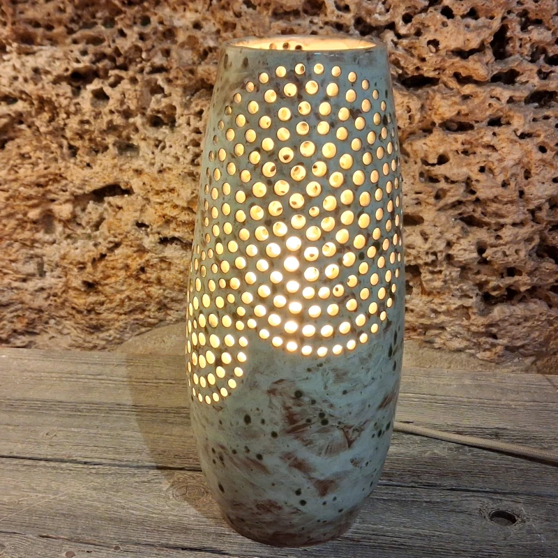 lampada traforata ceramica fatta a mano ceramica artistica toscana, ceramic table lamp with perforated motif handmade in tuscany