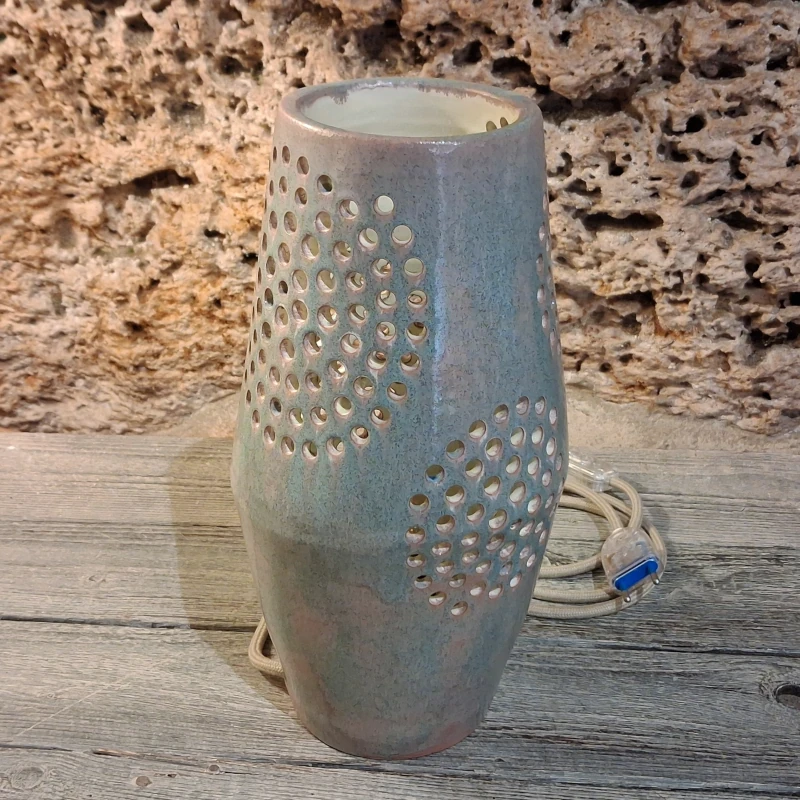 lampada traforata ceramiche artistiche made in tuscany, artistic table lamp in ceramic made in tuscany