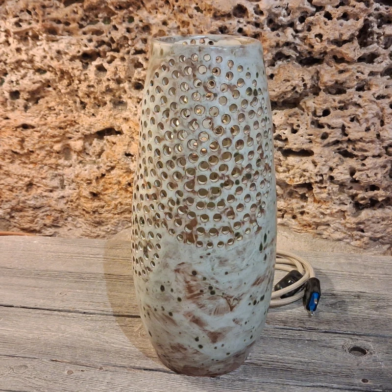 lampada traforata in ceramica fatta a mano artigianato toscana, ceramic table lamp with perforated motif made in italy