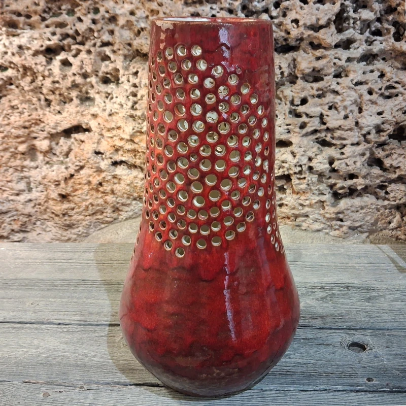 lampada traforata in ceramica fatta a mano artigianato toscana, red carved ceramic lamp handmade in tuscany