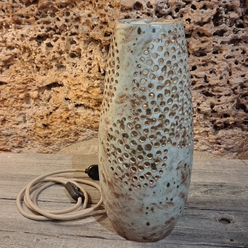 lampada traforata in ceramica fatta a mano ceramica artistica toscana, ceramic table lamp with perforated motif made in italy