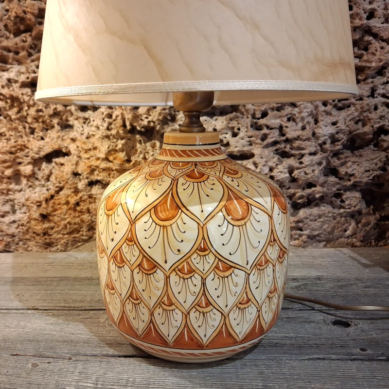 lume colore terra di siena in ceramica dipinta a mano con paralume pergamena, table lamp in ceramic handmade orange burnt sienna colored