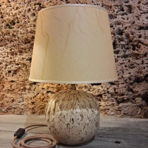 lume in ceramica con decorazione a rilievo arte toscana, sculpture table lamp tuscany ceramics.