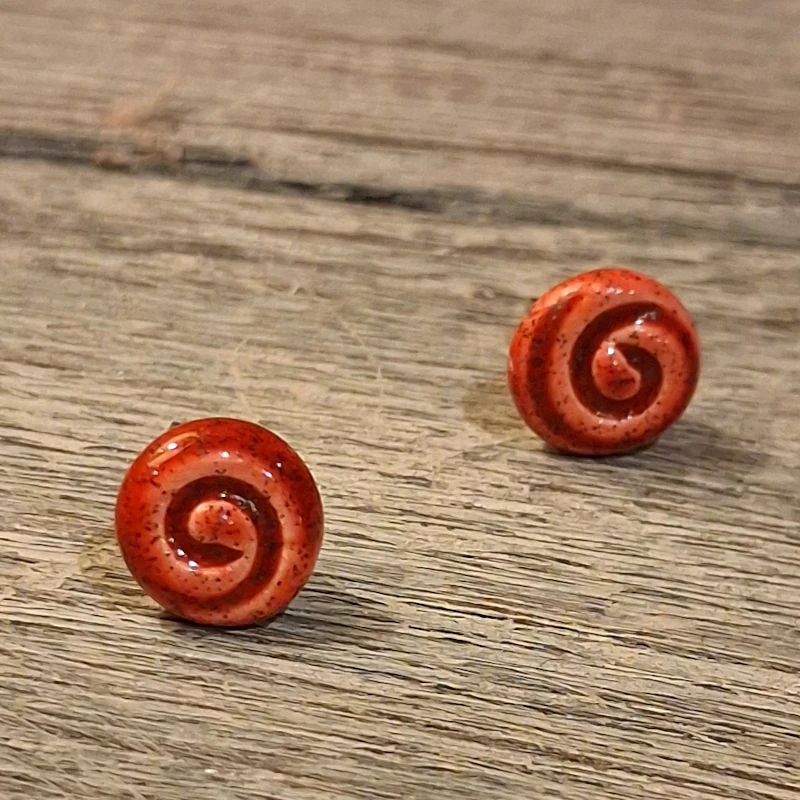orecchini rossi a bottoncino in ceramica con spirale made in italy, spiral red lobe earrings in ceramic