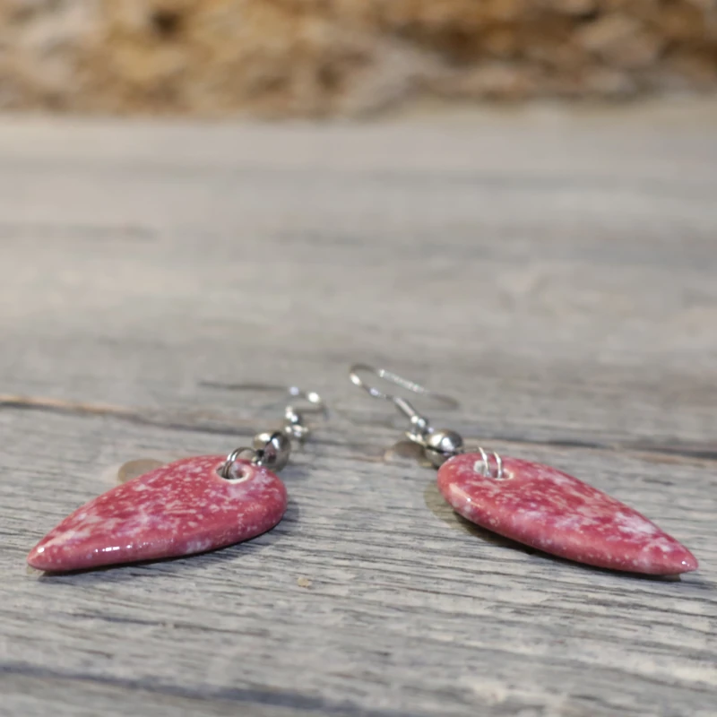 orecchini rosso nobile a goccia in ceramica fatti a mano in toscana, burgundy earrimgs in ceramic made in tuscany