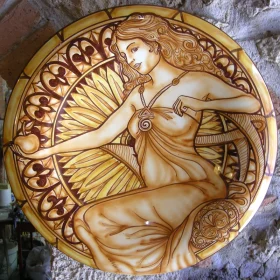 piatto da parete in ceramica con donna dipinta a mano, ceramic wall plate with handpainted woman