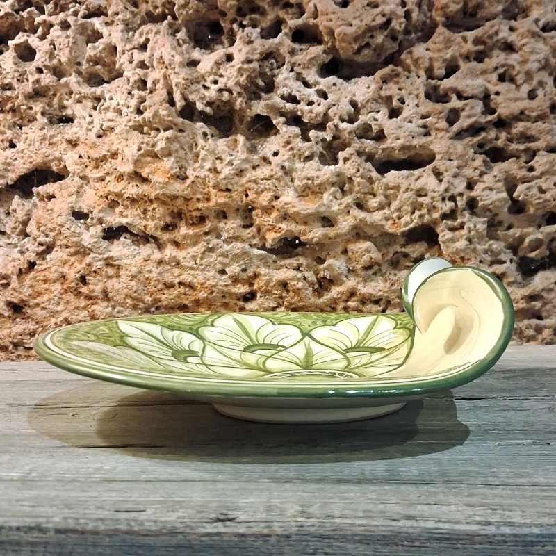 piatto in ceramica centrotavola verde dipinto a mano in toscana, green centerpiece made in tuscany