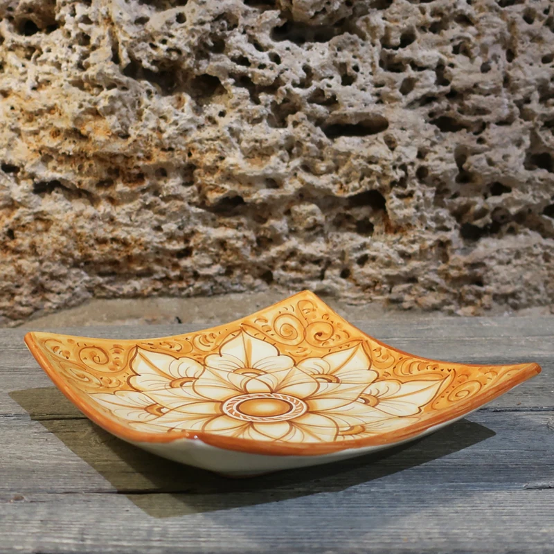 piatto quadrato in ceramica dipinto a mano colore terra di siena, burnt sienna squared plate handmade in tuscany