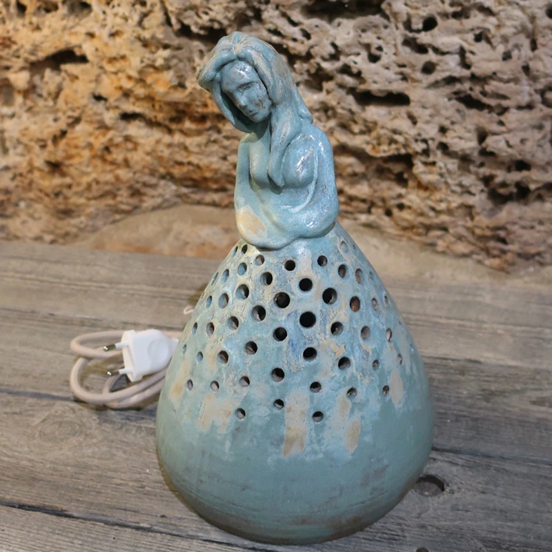 scultura donna in gres illuminazione artigianato artistico, table lamp in ceramic woman sculpture made in tuscany