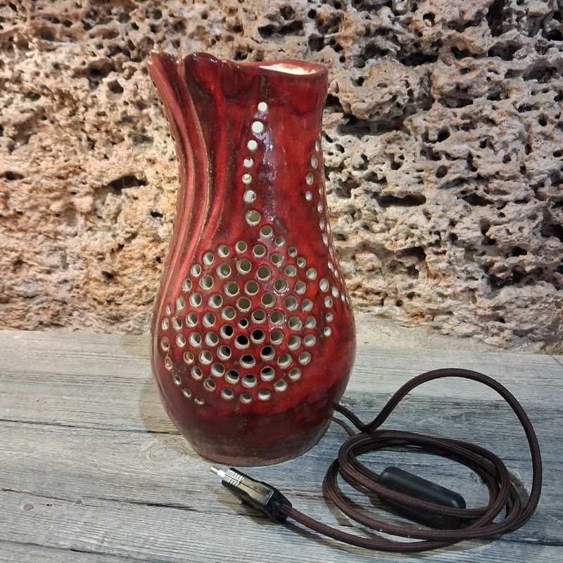 scultura lampada rossa in ceramica fatta a mano in toscana, red table lamp in pottery made in tuscany